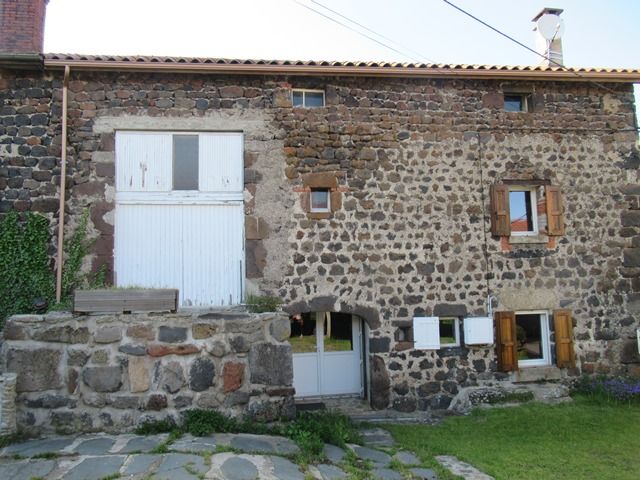 Maison en pierres avec terrain attenant dans le secteur de Cayres