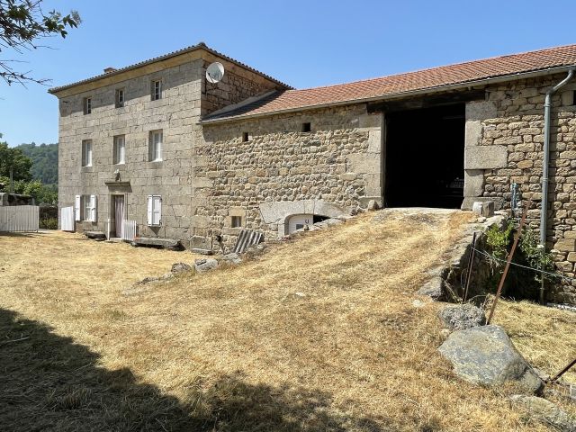 Ferme rénovée, Ancienne ferme avec 3500 m² de terrain  dans le secteur de Grandrieu