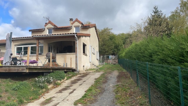 Villa, Jolie maison sur 1400 m² de terrain avec piscine et garage dans le secteur de Lespéron
