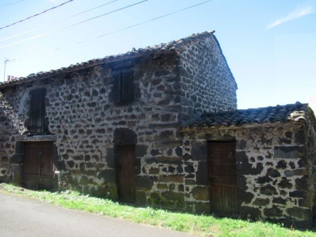 Maison de village, Maison de village en pierre à restaurer dans le secteur de St Martin de Fugères - Le Monastier